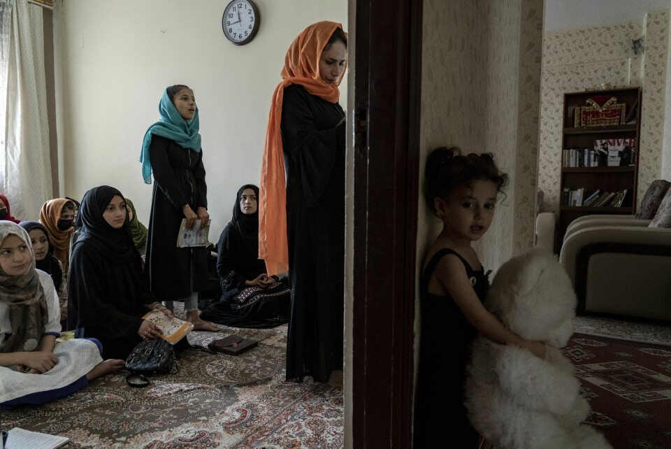 HEMMELIG: Jenter får undervisning, skjult for myndighetene, i Kabul. Afghan girls attend a class in an underground school, in Kabul, Afghanistan, Saturday, July 30, 2022. For most teenage girls in Afghanistan, it’s been a year since they set foot in a classroom. With no sign the ruling Taliban will allow them back to school, some girls and parents are trying to find ways to keep education from stalling for a generation of young women. (AP Photo/Ebrahim Noroozi)