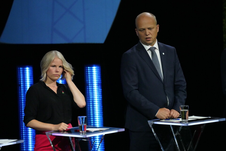 Kirsti Bergstø (SV) og Trygve Slagsvold Vedum (Sp) SVs Kirsti Bergstø (t.v.) mener det ikke er mulig å bygge ut kraftsystemene for å håndtere strømpriskrisen. – Det er markedskreftene som herjer med folk og som truer økonomi og bedrifter, sa den fungerende partileder under partilederdebatten i Arendal. Til høyre Sp-lederTrygve Slagsvold Vedum Sp. Foto: Ole Berg-Rusten / NTB