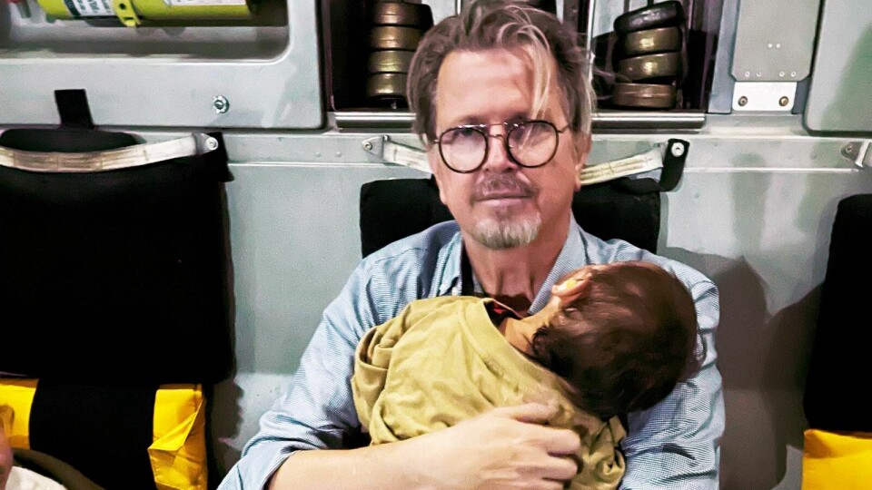 BABY: Da Terje Watterdal ble evakuert fra Kabul i august i fjor, passet han på en baby som var uten foreldre på flyet. Terje Watterdal, Afghanistankomiteen