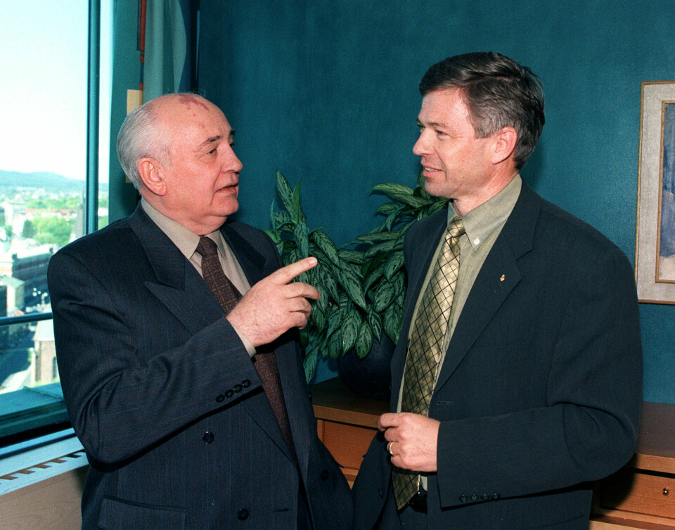 SAMTALER: Mikhail Gorbatsjov (til venstre) på statsminister Kjell Magne Bondeviks kontor i 1998. Mikhail Gorbatsjov (til venstre) på statsminister Kjell Magne Bondeviks kontor i 1998. Foto: Bjørn Sigurdsøn / NTB