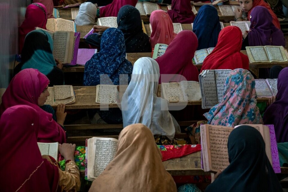 I MOSKEEN: Jenter på koranskole i Noor-moskeen utenfor Kabul. Etter ungdomsskolene ble stengt for jenter, har mange flere jenter kommet hit, sier lederen for moskeen, Maulvi Bakhtullah til nyhetsbyrået AP. Afghan girls read the Quran in the Noor Mosque outside the city of Kabul, Afghanistan, Wednesday, Aug 3, 2022. Maulvi Bakhtullah, the head of the mosque, said that the number of girls who come to this mosque to learn Quran has multiplied after the closure of public schools. For most teenage girls in Afghanistan, it’s been a year since they set foot in a classroom. With no sign the ruling Taliban will allow them back to school, some girls and parents are trying to find ways to keep education from stalling for a generation of young women. (AP Photo/Ebrahim Noroozi)