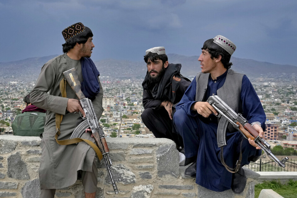 KONTROLL: Bevæpnede Taliban-soldater slapper av i en park i Kabul. Talibans maktovertakelse i Afghanistan har ført til en dramatisk forverring av jenters og kvinners levekår i landet. Her er det tre talibansoldater som holder vakt i Kabul. Foto: Ebrahim Noroozi / AP / NTB
