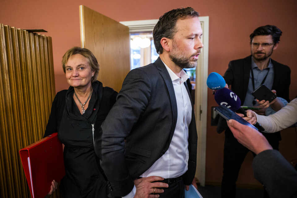 BUDSJETT-PARTNER: SV er regjeringens budsjettpartner i høst. I vår tok partiet en kamp mot bistandskutt. Her er SV-leder Audun Lysbakken og Rigmor Aasrud (Ap - til venstre) etter et forhandlingsmøte i fjor. Oslo 20211122. SV-leder Audun Lysbakken snakker med pressen etter møtet med Marit Arnstad (Sp) og Rigmor Aasrud (Ap) (bak) på Stortinget mandag.Foto: Håkon Mosvold Larsen / NTB
