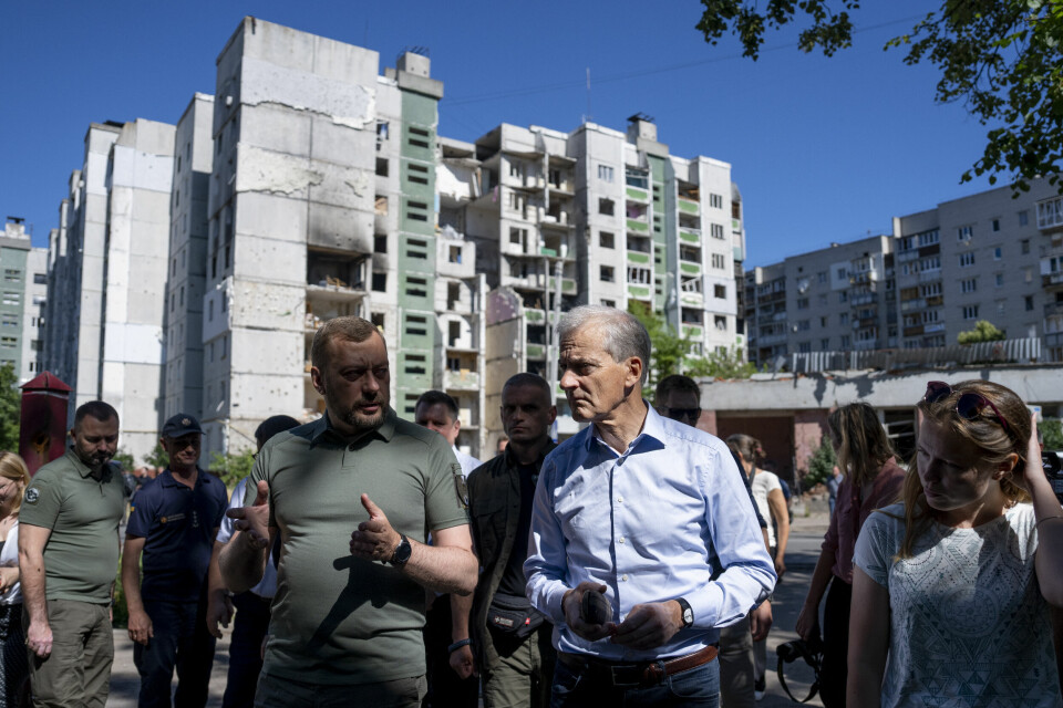 UKRAINA: Statsminister Jonas Gahr Støre besøkte sammen med guvernør Vyatsjeslav Tsjaus en landsby i Tsjernihiv i Ukraina fredag og fikk se konsekvensene av den russiske invasjonen. Statsminister Jonas Gahr Støre besøkte sammen med guvernør Vyatsjeslav Tsjaus en landsby i Tsjernihiv i Ukraina fredag og fikk se konsekvensene av den russiske invasjonen. Foto: Javad Parsa / NTB