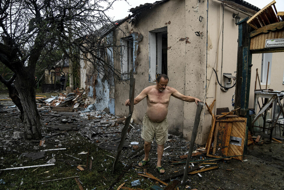 En mann rydder i ruinene av huset sitt etter et russisk angrep mot et boligstrøk i sentrum av Kharkiv i Øst-Ukraina. En mann rydder i ruinene av huset sitt etter et russisk angrep mot et boligstrøk i sentrum av Kharkiv i Øst-Ukraina. Foto: Jevgenij Maloletka / AP / NTB