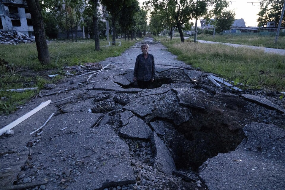 En mann står i et bombekrater i Saltivka-distriktet i Kharkiv 1. juli. En mann står i et bombekrater i Saltivka-distriktet i Kharkiv 1. juli.