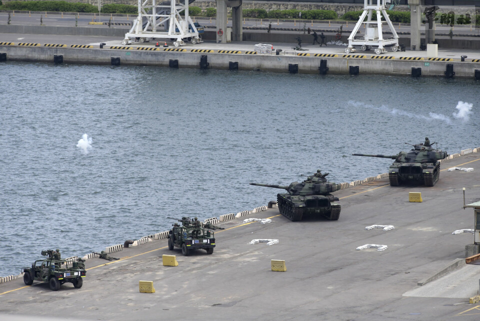 ØVELSE: Militæret på Taiwan øvde i slutten av juli på å avverge en mulig invasjon. Bildet av stridsvognene ble tatt i nærheten av Taipei. Militæret på Taiwan øvde i slutten av juli på å avverge en mulig invasjon. Bildet av stridsvognene ble tatt i nærheten av Taipei. Foto: Taiwans forsvarsdepartement / AP / NTB