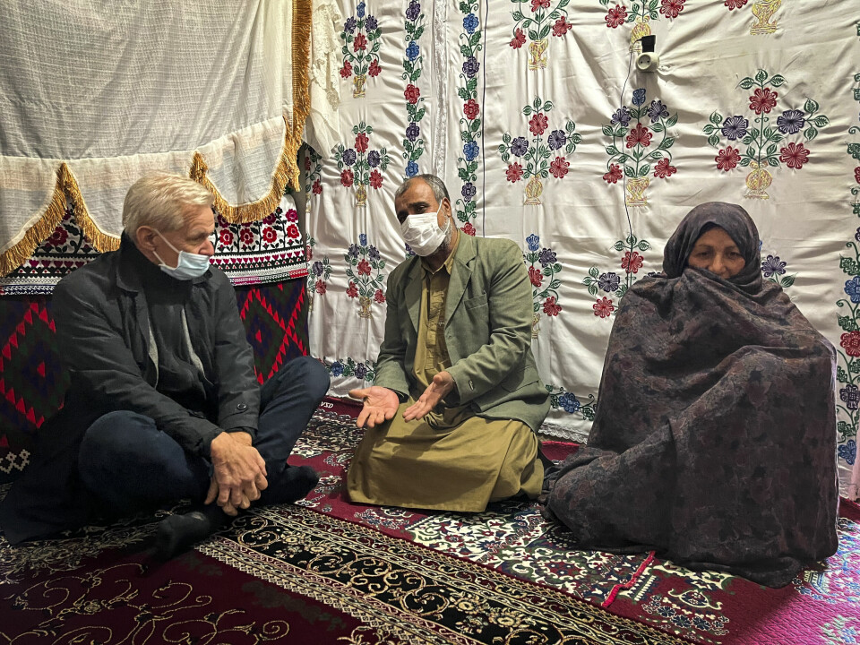 MØTE: Jan Egeland t.v. sammen med ekteparet Mohammed og Khooshrang som flyktet fra Afghanistan til Iran for over 30 år siden. Sammen med ti andre bor de i en to roms leilighet i bosetningen Bardsir i Kerman provinsen. Flyktninghjelpens generalsekretær Jan Egeland ber omverdenen hjelpe Iran, som siden Talibans maktovertakelse har tatt imot 300.000 flyktninger fra Afghanistan. Iran var fra før hjem for over 3 millioner afghanere, og denne uka besøkte Egeland ekteparet Mohammed og Khooshrang i Bardsir i Kerman-provinsen.Foto: Laila Matar / NRC / NTB