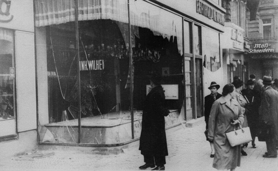 KRYSTALLNATTEN: Det er morgen 10. november 1938. En mann ser på ødeleggelsene og glasset i gatene etter nattens angrep på jødiske butikker i Berlin. Mer enn 1400 synagoger, bedehus, forsamlingssteder, flere tusen butikklokaler, private leiligheter og jødiske gravsteder ble rasert.