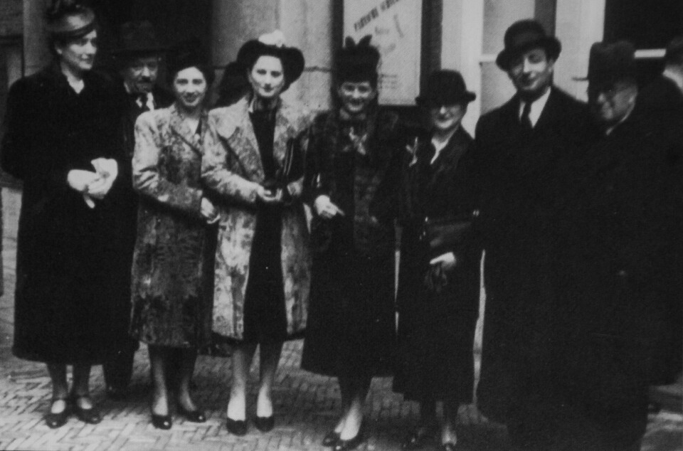 AMSTERDAM: Ansatte for Jewish Central Information Office (JCIO) i Amsterdam. Margrethe og Alfred Wiener helt til venstre.