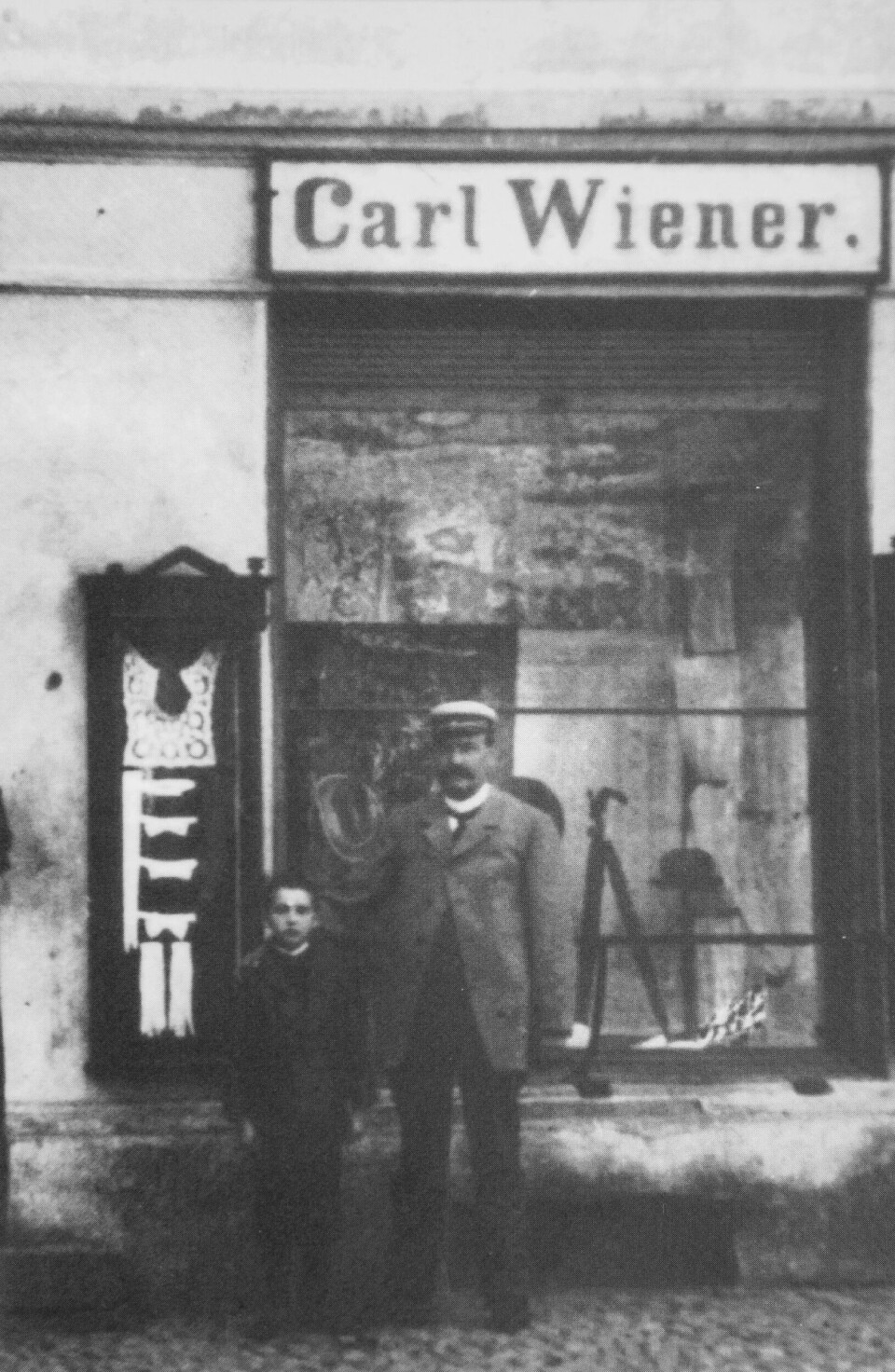 FØR KRIGEN: Alfred sammen med faren foran familiens butikk. Foto: The Alfred Wiener Library