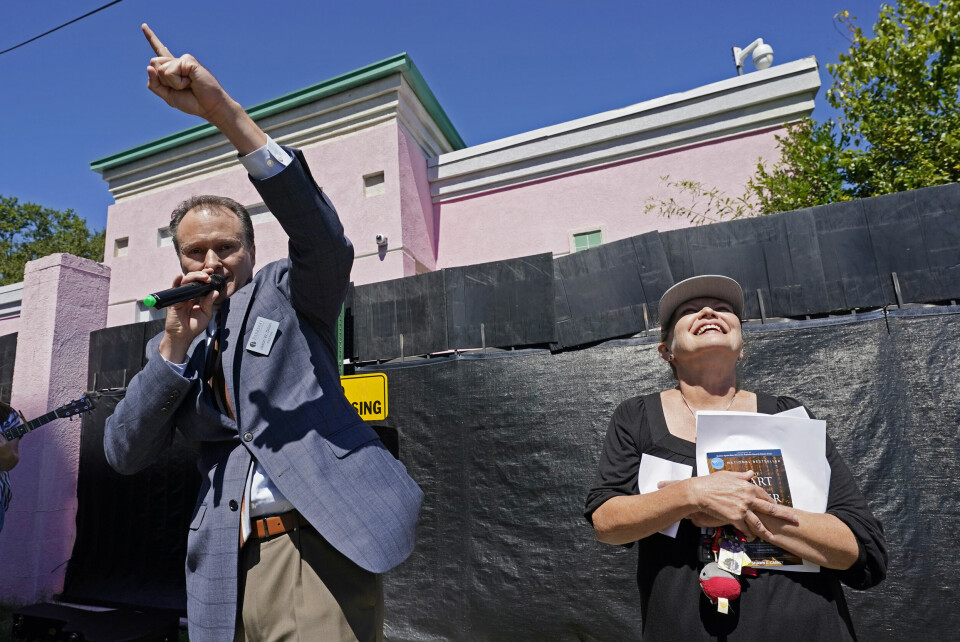 BØNN: Pastor Jason Dillon fra pinsemenigheten Parkway Church ber under anti-abortdemonstrasjon utenfor abortklinikken i Jackson. Det er daglige protester og demonstrasjoner mens frivillige hjelper kvinner inn til klinikken. Pastor Jason Dillon of Parkway Pentecostal Church, left, delivers a closing prayer at an anti-abortion protest outside the Jackson Women's Health Organization clinic in Jackson, Miss., Wednesday, Sept. 22, 2021. The clinic is the state's only medical facility able to provide abortions on demand. Abortion rights opponents gathered outside the clinic and gave prayerful support to their cause. (AP Photo/Rogelio V. Solis)