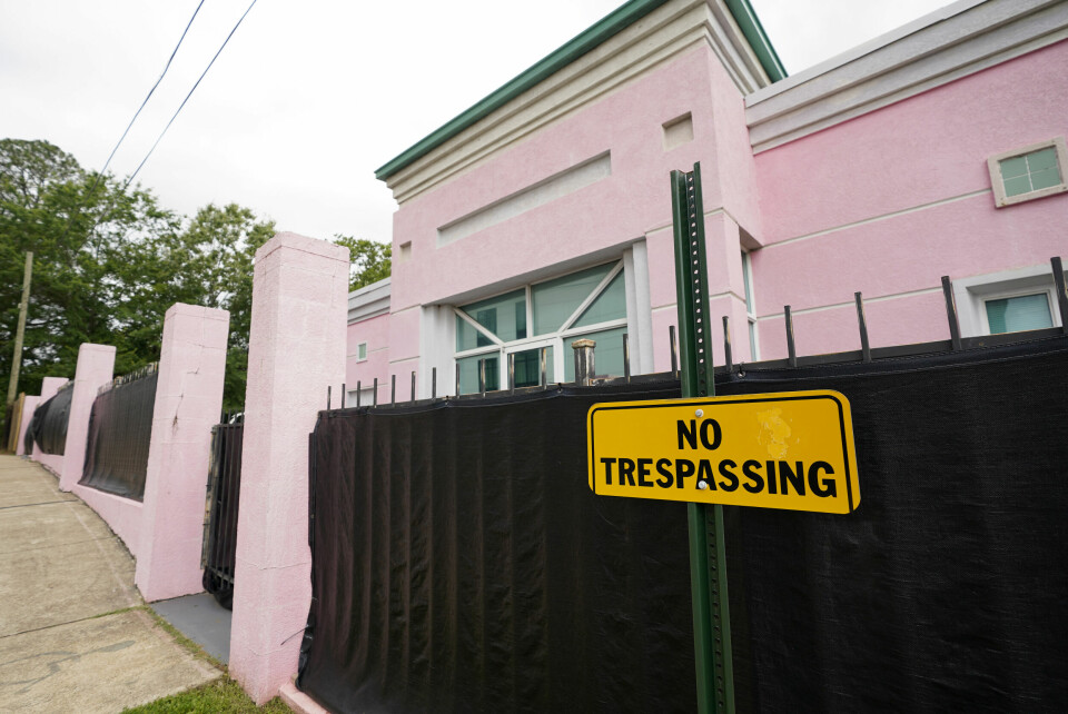 ROSA: Dette er abortklinikken i Mississippi. Det ligger i hovedstaden Jackson og er den eneste i hele delstaten. FILE - In this May 19, 2021, file photo, the Jackson Women's Health Organization clinic, more commonly known as 'The Pink House,' is shrouded with a black tarp so that its clients may enter in privacy in Jackson, Miss. The Mississippi attorney general’s office is expected to file briefs with the U.S. Supreme Court on Thursday to outline the state’s arguments in a case that could upend nearly 50 years of court rulings on abortion rights nationwide. (AP Photo/Rogelio V. Solis, File)
