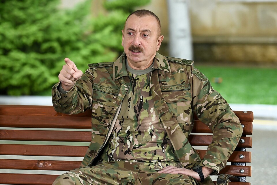 Aserbajdsjans president Ilham Aliyev har gått med på en våpenhvile, som Russland har orkestrert. Foto: Vugar Amrullayev, Azerbaijani Presidential Press Office via AP This handout photo provided Wednesday, Nov. 11, 2020, by the Azerbaijan's Presidential Press Office, shows Azerbaijani President Ilham Aliyev gesturing during a meeting with servicemen undergoing treatment at the Clinical Medical Center No 1 in Baku, Azerbaijan. (Vugar Amrullayev, Azerbaijani Presidential Press Office via AP)