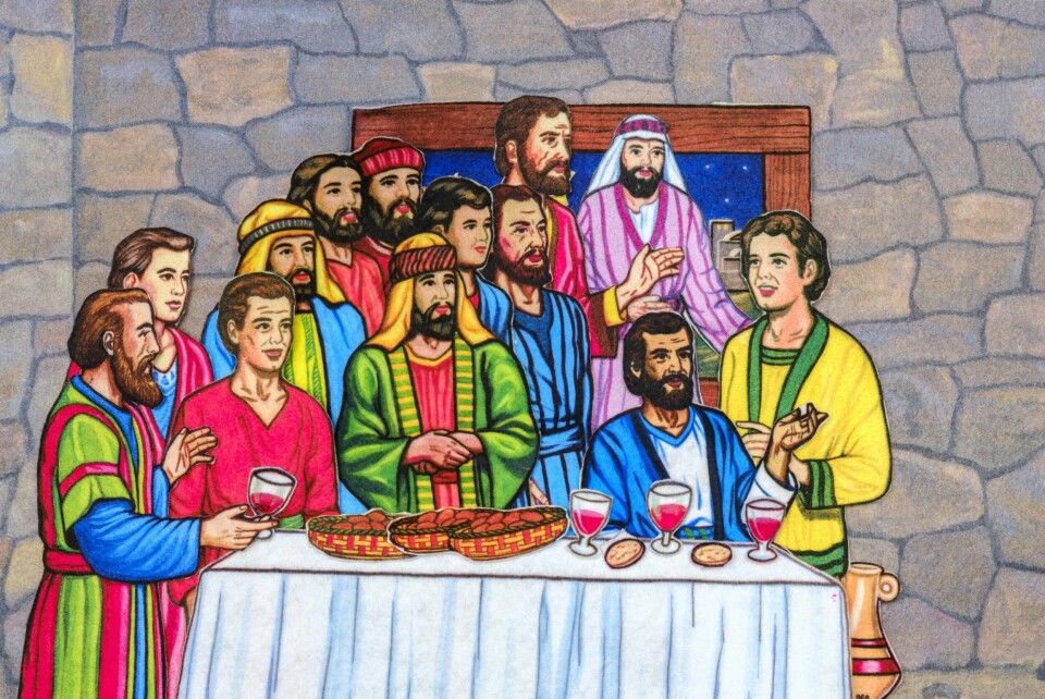 Å dele brød og vin på denne måten er et av de viktigste ritualene i kristendommen, nemlig nattverden. Det siste måltid, bilde 6