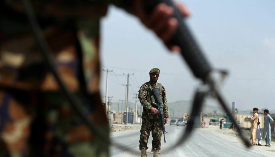 Søndag, 28. april 2019, står den afghanske nasjonalhærens soldater vakt ved Jalalabad-Kabul-veien, i utkanten av Kabul, Afghanistan. President Ashraf Ghani arrangerer et stort råd på rundt 2500 fremtredende figurer på mandag. De skal bli enige om en felles tilnærming til fredsforhandlinger med Taliban.