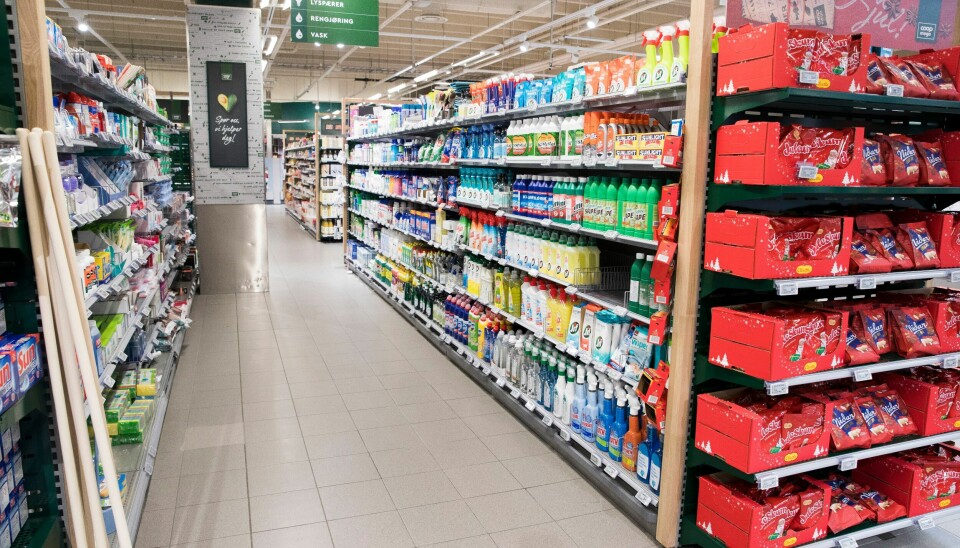 Det ligger an til en prisøkning på opptil 10 prosent på mat fra og med i morgen. Flere tar nå til orde for å, kutte momsen for å gi forbrukerne et håndslag.