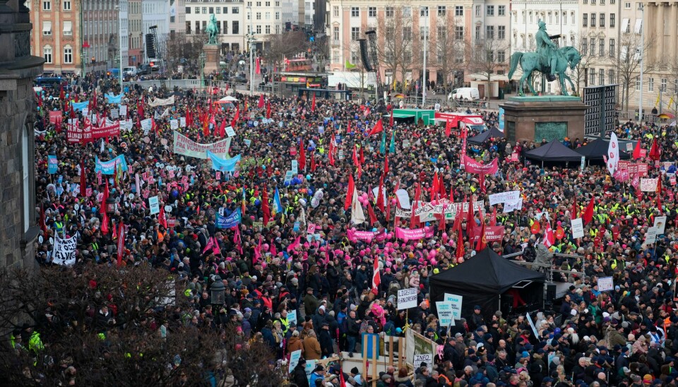 MOTSTAND: Tusenvis av demonstranter samlet seg søndag i København for å protestere mot regjeringens plan om å fjerne en fridag. Tusenvis av demonstranter samlet seg søndag i København for å protestere mot regjeringens plan om å fjerne en fridag. Foto: Emil Helms, Ritzau Scanpix / NTB