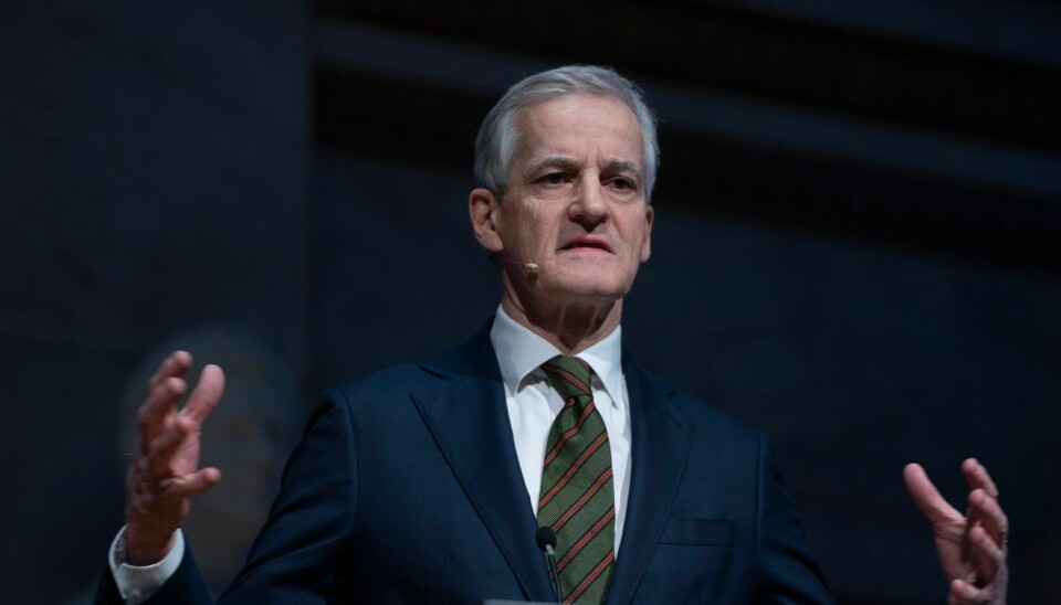 – Det er dårlige tall. Jeg kan bare gjenta at vi står i en krevende tid. Vi treffer mange nordmenn i hverdagen deres, sier statsminister Jonas Gahr Støre i en kommentar til tallene. Foto: Terje Pedersen / NTB Bildet viser statsminister Jonas Gahr Støre på talerstolen. Foto: Terje Pedersen / NTB