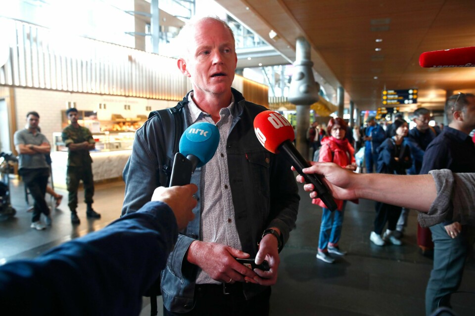 Abbasi-familien returnerer til Norge. Lars Haltbrekken, stortingspolitiker for SV og talsperson for familien, møter pressen på Gardermoen