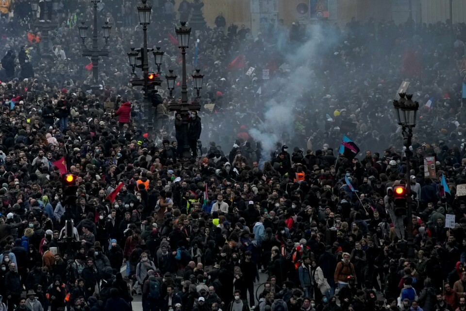 Demonstranter er samlet i Paris, til den første protesten etter at regjeringen presset gjennom pensjonsreformen uten at det ble holdt en avstemning i nasjonalforsamlingen. Demonstranter er samlet i Paris, til den første protesten etter at regjeringen presset gjennom pensjonsreformen uten at det ble holdt en avstemning i nasjonalforsamlingen. Foto: Christophe Ena / AP / NTB