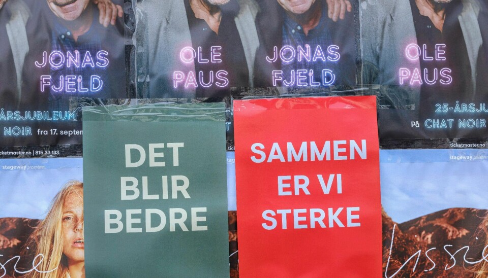 En plakat hengt opp i Oslo sentrum under koronakrisen.