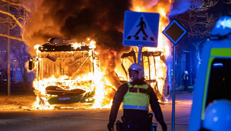 UROLIG: En buss ble stukket i brann sent lørdag kveld, og opptøyene fortsatte utover natten. En buss ble stukket i brann sent lørdag kveld, og opptøyene fortsatte utover natten. Foto: Johan Nilsson / TT via AP / NTB