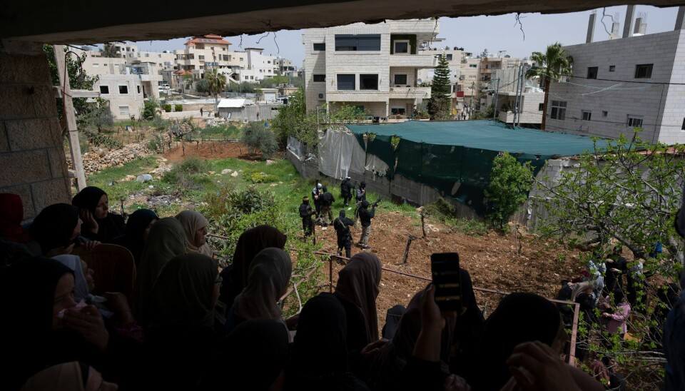 Palestinske kvinner ser på menn som skyter i luften under gravferden til en 21 år gammel palestiner, som ble drept av israelske soldater søndag. Palestinske kvinner ser på menn som skyter i luften under gravferden til en 21 år gammel palestiner, som ble drept av israelske soldater søndag. Foto: Nasser Nasser / AP / NTB