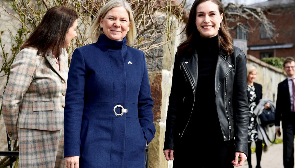Sveriges statsminister Magdalena Andersson (blå kåpe) og Finlands statsminister Sanna Marin (svart skinnjakke) kan sende inn en felles Nato-søknad allerede i mai. Foto: Paul Wennerholm/TT via AP/NTB Sveriges statsminister Magdalena Andersson og Finlands statsminister Sanna Marin møttes i Stockholm for å diskutere hva slags forhold de to landene skal ha til Nato framover. Foto: Paul Wennerholm / TT via AP / NTB