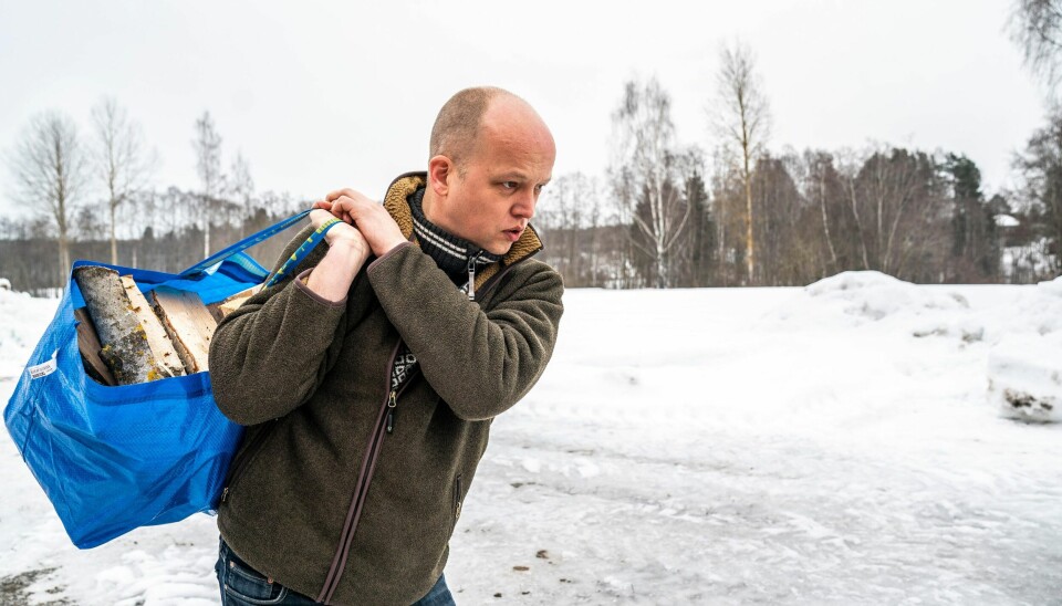 Sp har de siste fem årene fremmet de aller fleste av stortingsforslagene som handler om bedre beredskap. – Alt for mye i Norge har vært tilpasset solskinnsdager. Men plutselig kan alt bli annerledes – fra matvarer til mobilnett, påpeker partileder Trygve Slagsvold Vedum, her fotografert hjemme på gården i arbeid med bjørkeved.