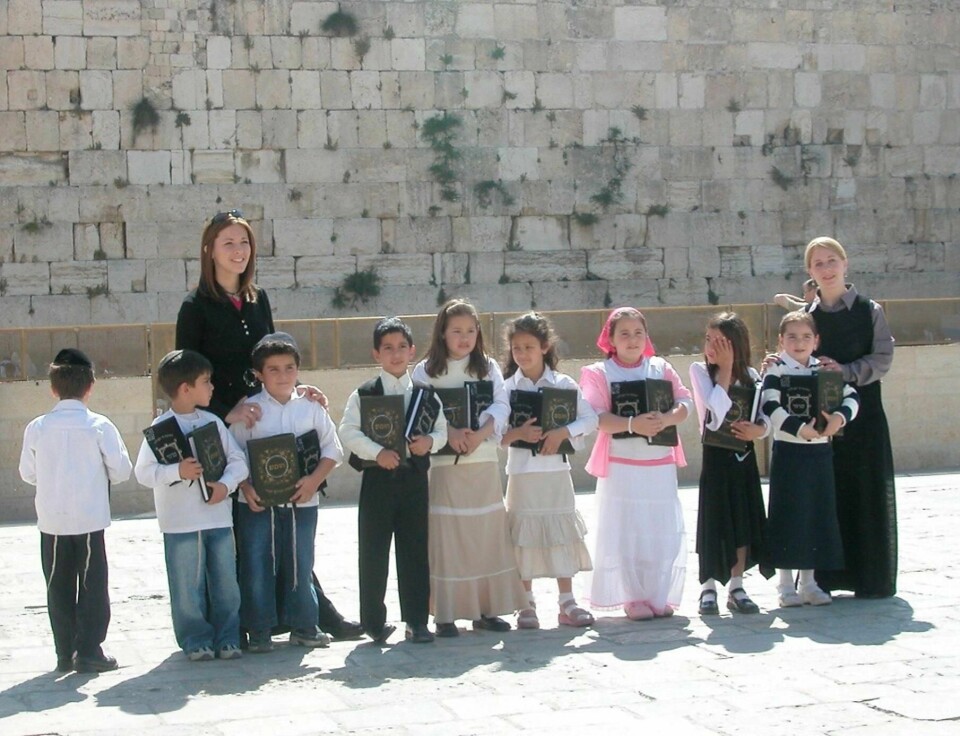 Jødiske barn foran Klagemuren i Jerusalem