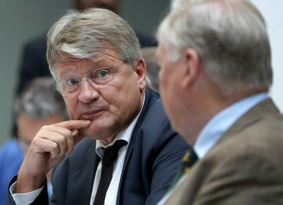 Jörg Meuthen (t.v.) i Berlin i september 2019. Fredag kunngjorde han at han trekker seg fra ledervervet i Alternativ for Tyskland. Han har spilt en viktig rolle helt siden det høyreorienterte og islamkritiske partiet ble startet på ni år siden. Arkivfoto: Michael Sohn / AP / NTB Jörg Meuthen (t.v.) i Berlin i september 2019. Fredag kunngjorde han at han trekker seg fra ledervervet i Alternativ for Tyskland. Han har spilt en viktig rolle helt siden det høyreorienterte og islamkritiske partiet ble startet på ni år siden. Arkivfoto: Michael Sohn / AP / NTB