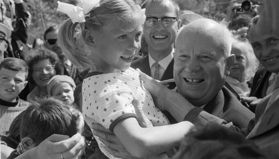 Sovjetunionens leder Nikita Khrusjtsjov var på offisielt besøk i Norge i juli 1964, knappe to år etter Cubakrisen som førte verden til randen av atomkrig. Her løfter Khrusjtsjov en liten jente under sjarmbesøket i Bergen, der han også flanerte med statsminister Einar Gerhardsen og fruer på Fisketorget, og hadde med seg fire stører som gave til Akvariet.