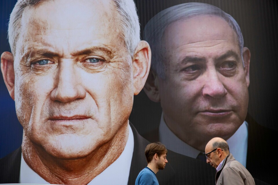 Benjamin Netanyahu (t.h.) og hans fremste rival Benny Ganz på valgplakater i Israel. Landet har hatt tre valg på under ett år.