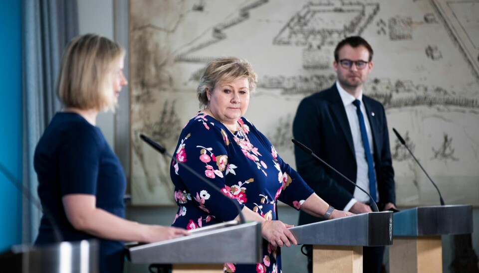 OSLO, NORGE 20200415. Statsminister Erna Solberg (H) (midten), barne- og familieminister, Kjell Ingolf Ropstad (KrF) (t.h.) og kunnskaps- og integreringsminister, Guri Melby (V), idet regjeringen holder pressekonferanse for barnFoto: Berit Roald / NTB scanpix