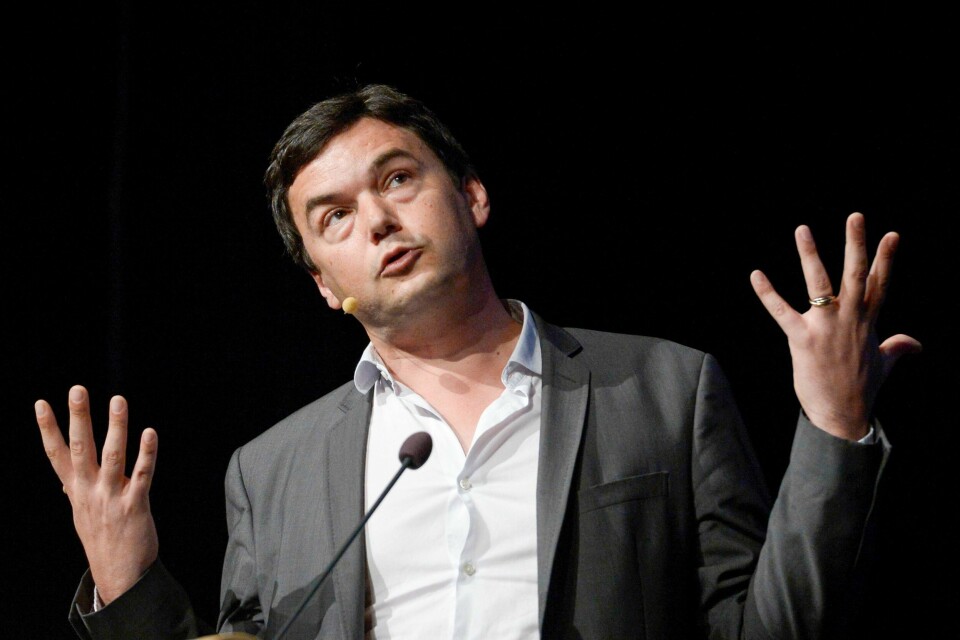 ULIKHETENS LINSER: – Vi må ta ulikhet svært alvorlig hvis vi ønsker å bekjempe de største utfordringene i verden i dag: global oppvarming og fattigdom, sa Thomas Piketty til Norad-konferansen 2022 tirsdag. FILE - In this June 30, 2014 file photo French economist Thomas Piketty speaks during his seminar at the Almedalen political week in Visby on the island of Gotland Sweden. Piketty is out with a new book, a manifesto for political change called “Capital and Ideology.” Weighing in at over 1,100 pages, it argues that the level of inequality in a capitalist economy is a direct result of political decisions that can be changed — if governments have the will to do so. (AP Photo/Janerik Henriksson, File)