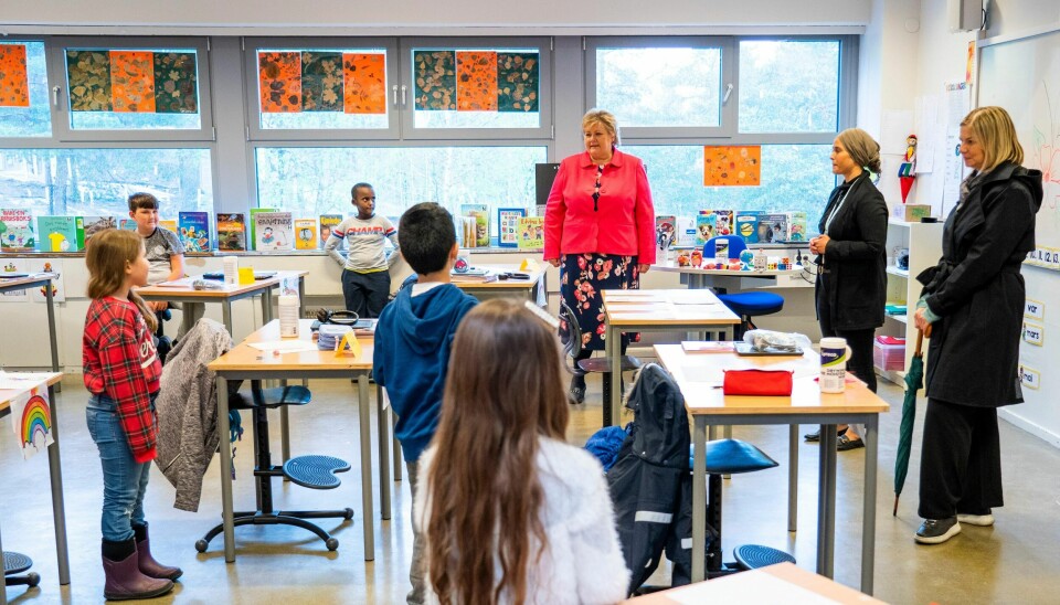 Statsminister Erna Solberg (H) og kunnskapsminister Guri Melby (V) besøkte klasse 2B med lærer Figen Demirci på Ellingsrudåsen skole i Oslo mandag.