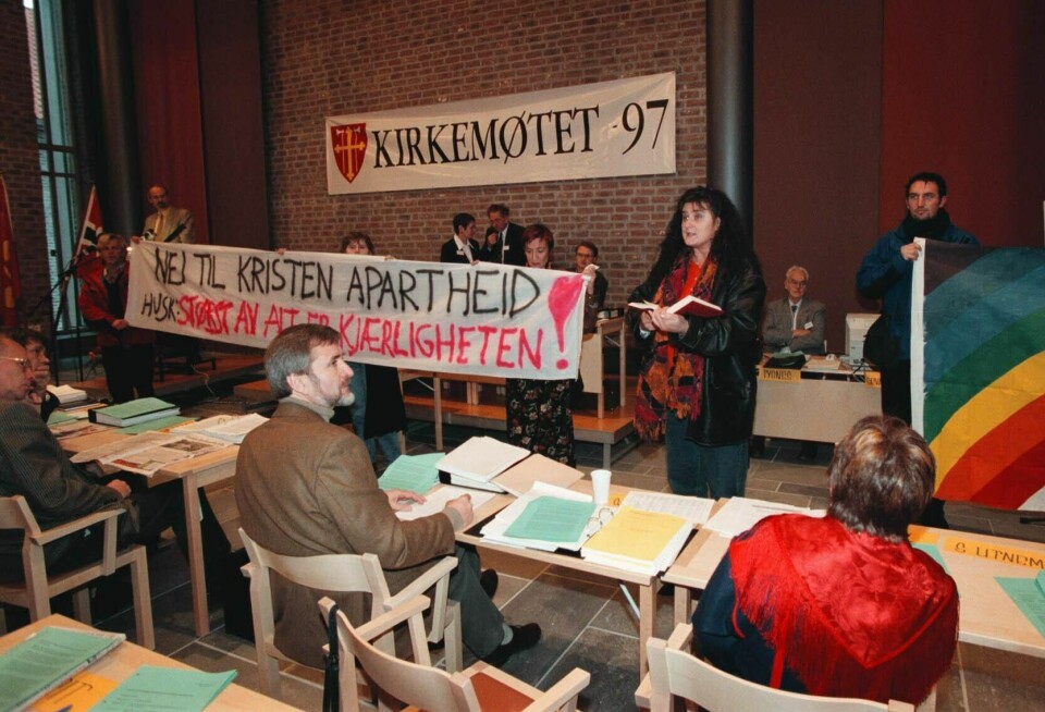 Kirkemøtet i Trondheim i 1997: Et tiltalls kristne homofile fra Åpen kirkegruppe gjennomførte en markering midt under Kirkemøtets behandling av homofilisaken. Kirkelandskapet har forandret seg. Den norske kirke åpnet i 2017 opp for at homofile par kan gifte seg i kirke.
