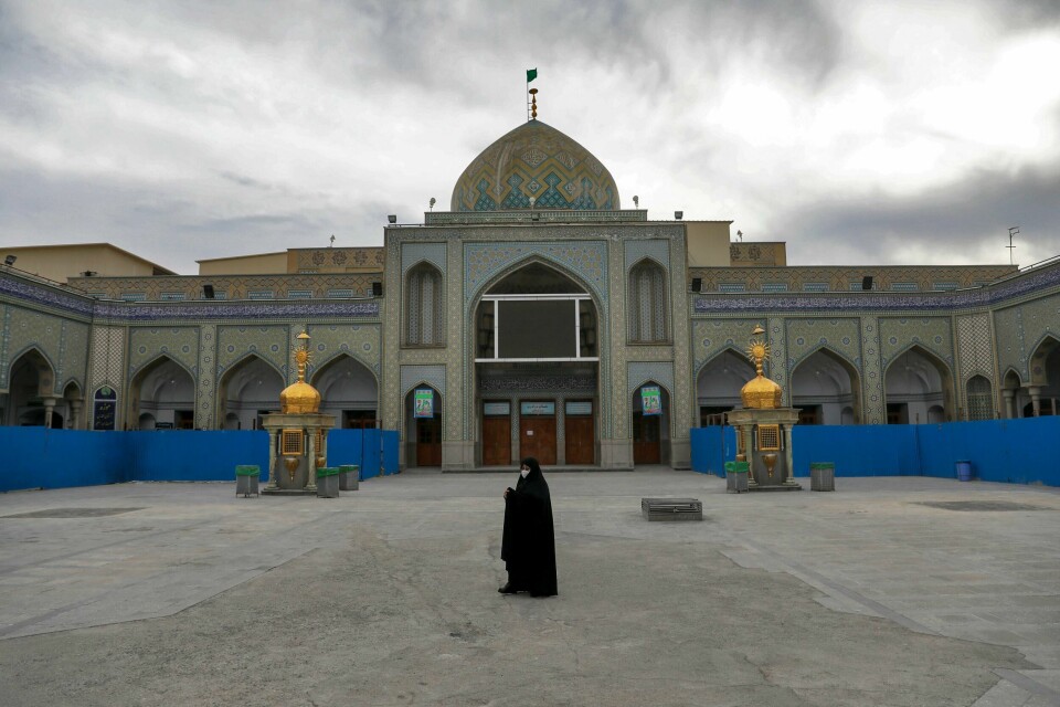 Stille og rolig foran en moské i Šahr-e-Rey i Iran.