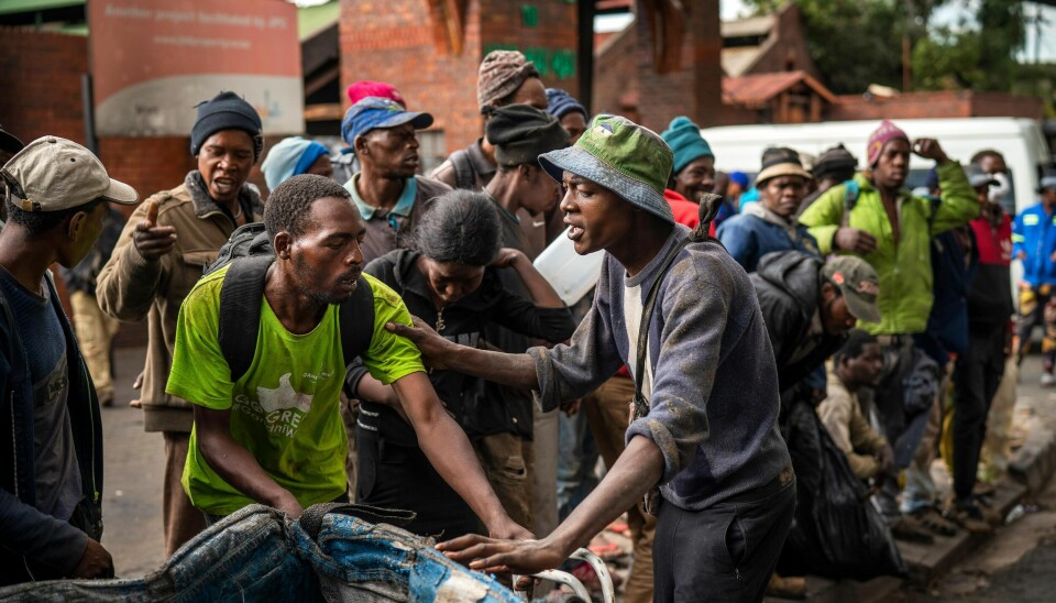 Sør-Afrika innførte portforbud i slutten av mars og hadde i løpet av dager 67 mobile teststasjoner ute i områder man mistenkte det kunne være smitte. Bildet er fra Johannesburg, hvor hjemløse står i kø for å få mat.