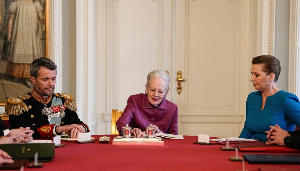 Dronning Margrethe underskrev søndag erklæringen om sin abdikasjon på Christiansborg slott i København. Dronning Margrethe underskrev søndag erklæringen om sin abdikasjon på Christiansborg slott i København. Foto: Mads Claus Rasmussen/Ritzau Scanpix / NTB