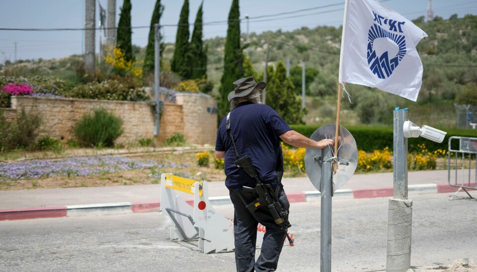 En sikkerhetsvakt passer på ved inngangen til den israelske bosetningen Ariel på den okkuperte Vestbredden lørdag. En kollega av ham ble skutt og drept fredag kveld. En sikkerhetsvakt passer på ved inngangen til den israelske bosetningen Ariel på den okkuperte Vestbredden lørdag. En kollega av ham ble skutt og drept fredag kveld. Foto: Ariel Schalit / AP / NTB