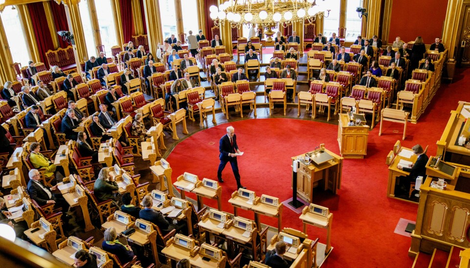 Stortingsrepresentantenes økonomiske ordninger blir tatt opp i en ny delrapport. Foto: Stian Lysberg Solum / NTB Stortingspartiene stiller seg bak regjeringens krisepakke i kjølvannet av Ukraina-krigen. Forslaget gikk gjennom uten store endringer, men SV fikk flertallet med seg på å inkludere tiltak rettet mot kvinner og barn. Foto: Stian Lysberg Solum / NTB