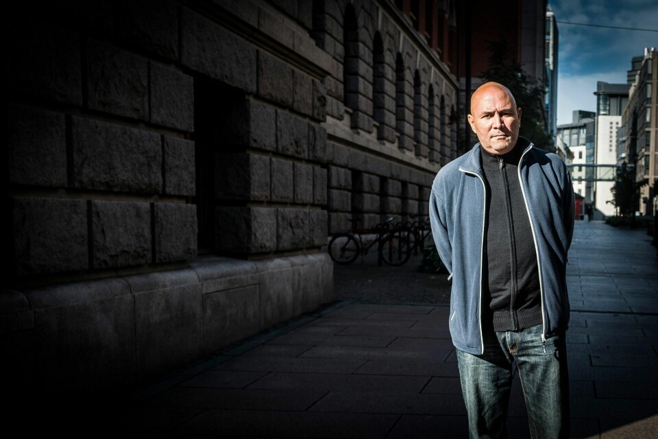 Tala som viser kor dei koronasmitta kjem frå, kan ha leia til diskriminering av grupper som allereie slit med dette. OMOD-leiar Akhenaton de Leon stiller spørsmål ved kvifor statistikken frå FHI finst.