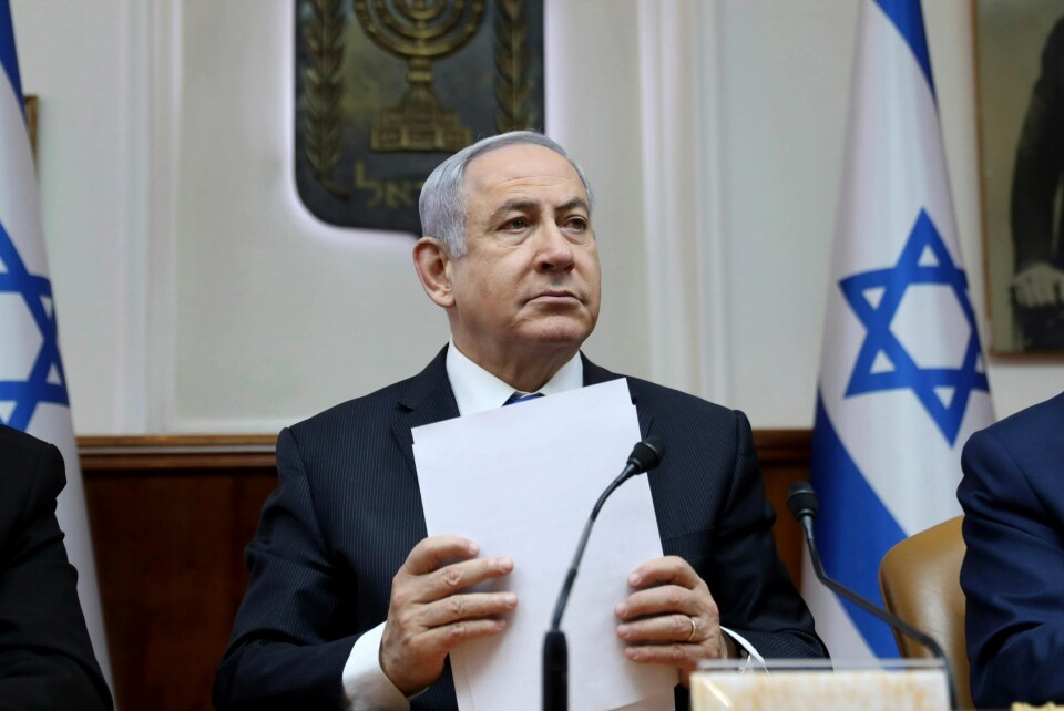 I dette bildet fra februar, styrer Israels statsminister Benjamin Netanyahu et kabinettmøte i Jerusalem. Den 20. mai ble han beordret av en israelsk domstol til å møte i åpningen av rettssaken mot ham som starter på søndag.