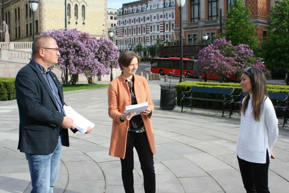 Organisasjonen Menneskeverd overleverte en bunke med 42.000 underskrifter til KrFs Geir Bekkevold og Sps Kjersti Toppe.
