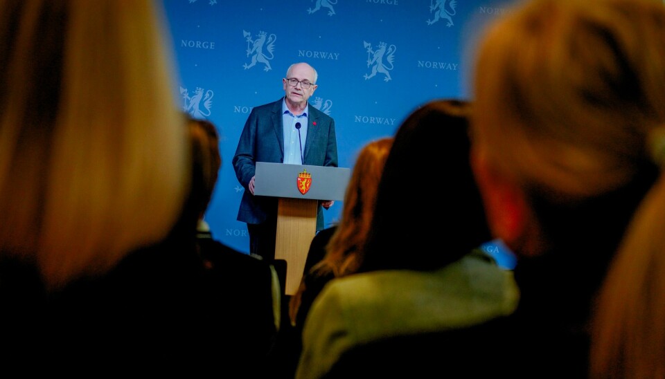 Lederen av voldtektsutvalget, kommuneoverlege Ole Henrik Augestad i Sandefjord, overleverte fredag utvalgets rapport til justis- og beredskapsminister Emilie Enger Mehl. Foto: Ole Berg-Rusten / NTB Lederen av voldtektsutvalget, kommuneoverlege Ole Henrik Augestad i Sandefjord, overleverte fredag utvalgets rapport til justis- og beredskapsminister Emilie Enger Mehl. Foto: Ole Berg-Rusten / NTB