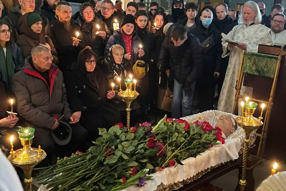 SISTE FARVEL: Venner og familie tar sitt siste farvel med Aleksej Navalnyj . Relatives and friends pay their last respects at the coffin of Russian opposition leader Alexei Navalny in the Church of the Icon of the Mother of God Soothe My Sorrows, in Moscow, Russia, Friday, March 1, 2024. (AP Photo)