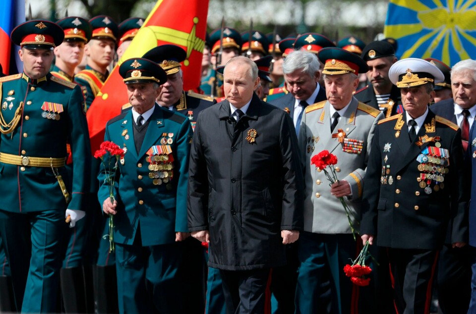 FEIRING: Vladimir Putin deltar på seremoni på den ukjente soldats grav i Moskva 9. mai. Han holdt også en ny tale til befolkningen samme dag. l
