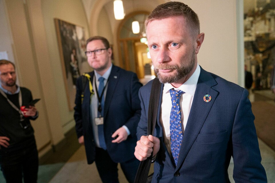 Helseminister Bent Høie på vei til det store biodramaet i Stortinget tirsdag. Selv om bioteknologiloven hans ble snudd på, ser han en viktig seier: At flertallet ikke gjorde vedtak som gjør veggen tynn mot surrogati.